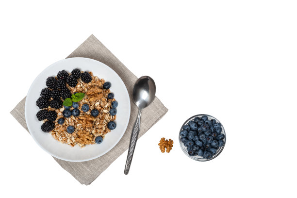 健康的素食燕麦片与新鲜的蓝莓杏仁早餐在孤立的背景俯视图图片下载