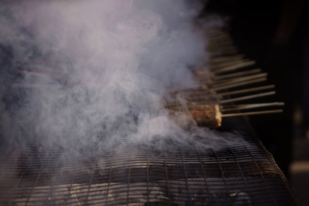 烧烤上的香肠图片下载