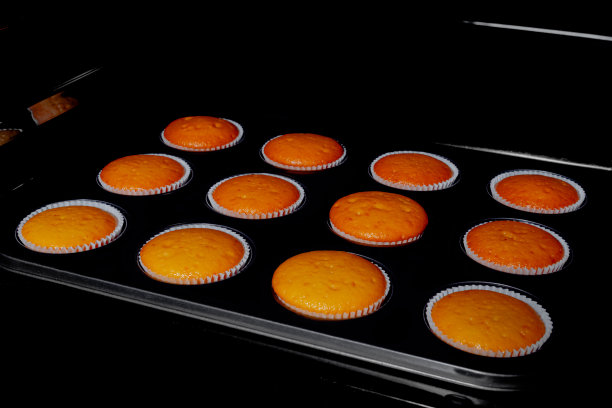 12个烤纸杯蛋糕，用电烤箱烤松饼图片下载