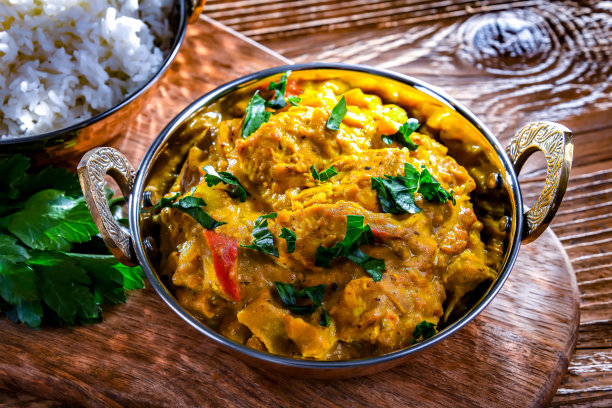 咖喱鸡配米饭，放在印度传统的卡拉希锅里图片下载