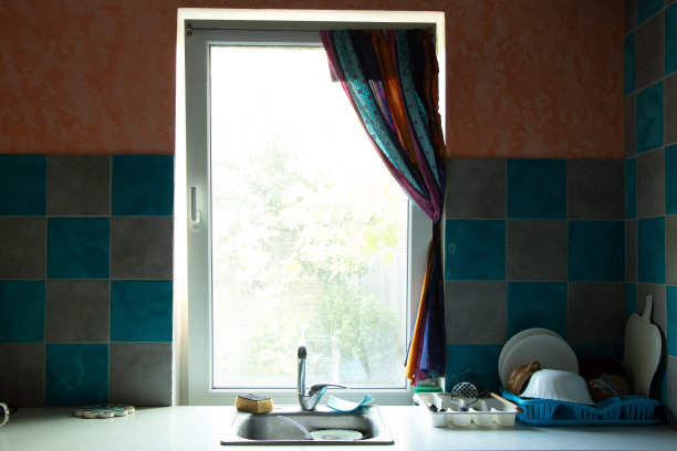 厨房台面带一套洗干净的盘子，窗户和水槽，厨房桌子图片下载