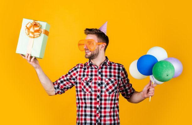 购物的一天。父亲节概念。英俊开朗的年轻人，带着微笑，在聚会上玩得很开心。人与欢乐。生日和庆祝概念。真正的幸福。节日快乐的疯狂派对狂图片下载