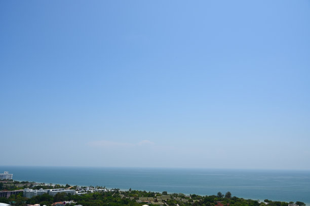 美丽的城市，有海景和蓝天图片下载