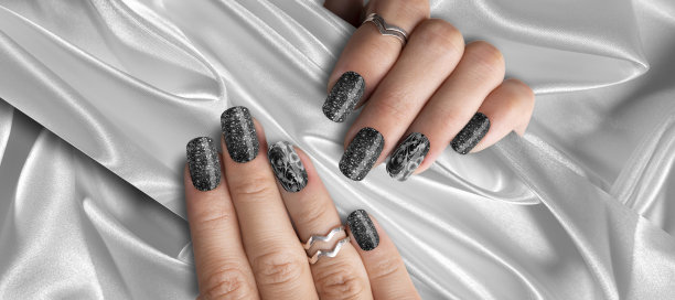 美丽的女人黑色指甲与美丽的法式美甲图片下载