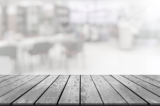 空木板空间平台与图书馆模糊背景图片下载