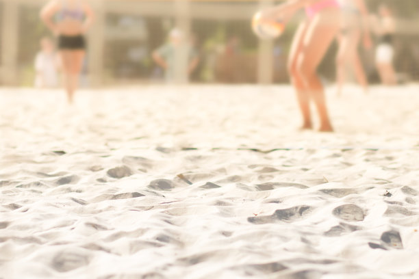 排球模糊的背景，女人在沙滩上玩耍图片下载