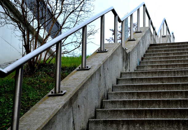 公共建筑的混凝土楼梯。安全楼梯有两个扶手，其中一个在学校入口处为12岁以下儿童降低了高度，无人机视角，顶部，点图片下载