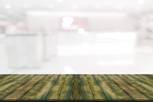 空木板空间平台与登记柜台模糊的背景图片下载