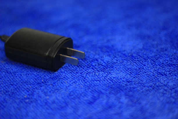 直流适配器充电器为LED露营灯，黑色电线上的蓝色灯的微布。图片下载