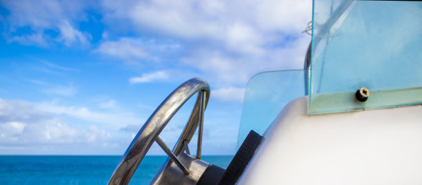 帆船用舵轮和仪表。游艇上的方向盘。意大利海上运送游客的小型游艇仪表盘。度假时去风景优美的地方旅游的概念图片下载