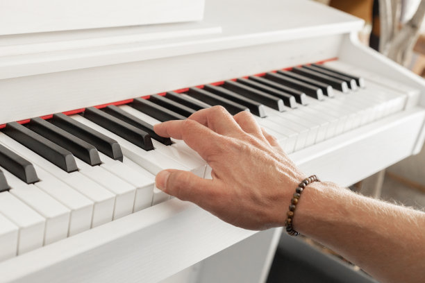 男钢琴家双手放在钢琴上图片下载