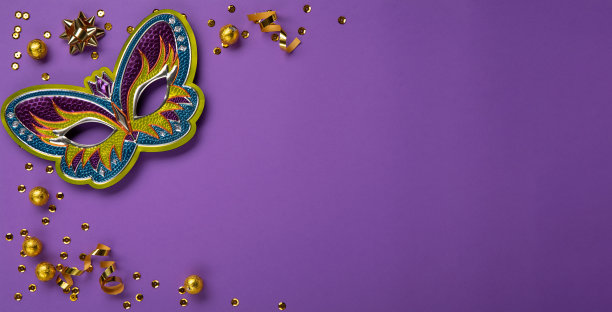 狂欢节面具，巧克力糖果在金箔在紫色背景。图片下载