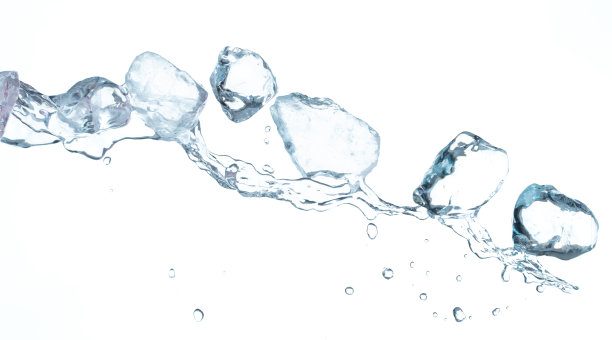 冰块爆炸飞舞，晶莹剔透的冰波飘浮，落在空中。冰砖块状的冰块是冻水健渴。白色背景隔离高速快门，定格动作图片下载