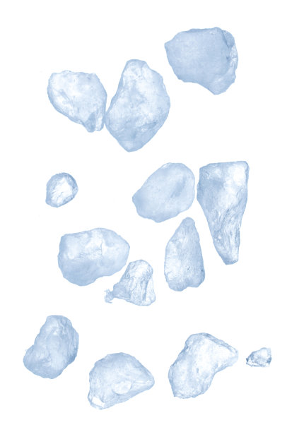 冰块爆炸飞舞，晶莹剔透的冰波飘浮，落在空中。冰砖块状的冰块是冻水健渴。白色背景隔离高速快门，定格动作图片下载