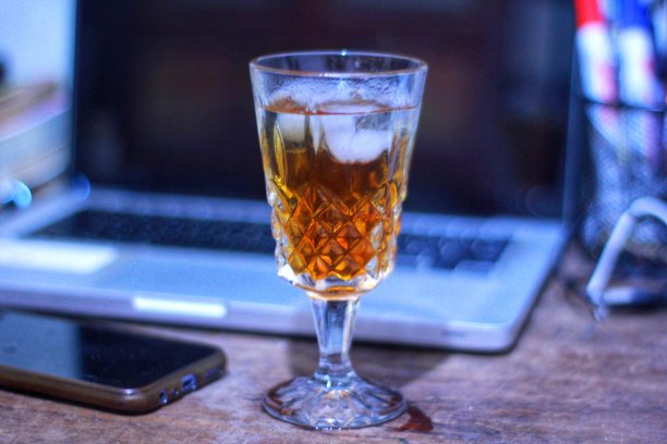 在工作台上放一杯冰威士忌图片下载