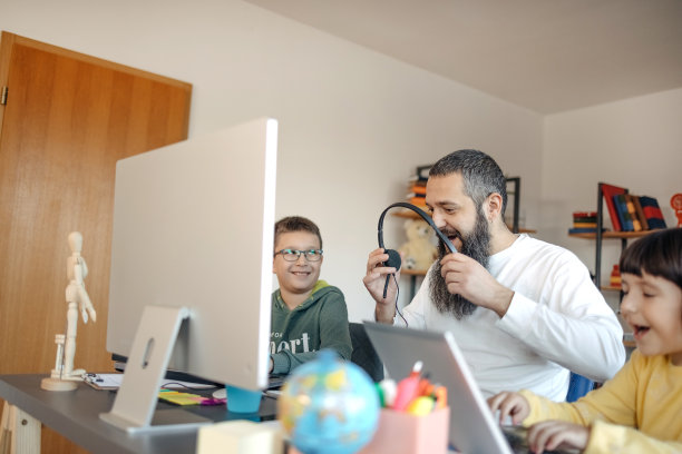 家里有两个孩子图片下载