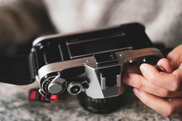 女孩的手准备一个模拟相机。图片下载