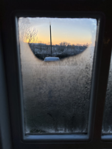 寒冷的冬日清晨日出图片下载