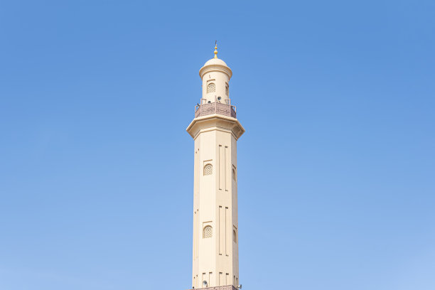 清真寺宣礼塔与蓝色天空图片下载