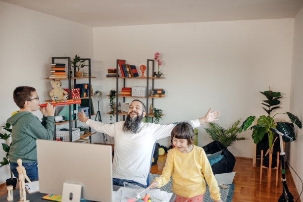 家里有两个孩子图片下载