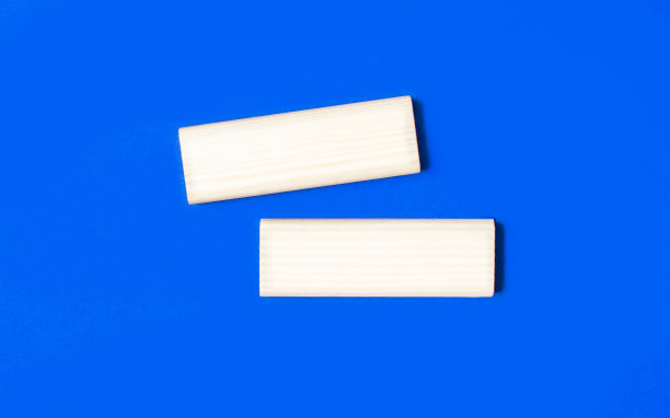 两个有空间的木块，在蓝色背景上插入文字。本空间图片下载