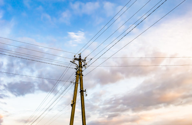 电力电杆与电线在彩色背景接近图片下载