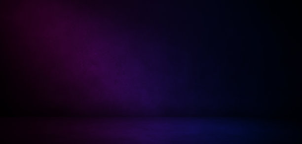 黑色三维混凝土房间与粉红色和蓝色照明的横幅设计，产品展示或现代模拟背景。黑色混凝土墙的纹理与颜色。图片下载