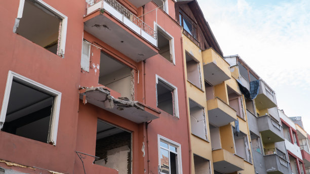 地震对城市的破坏。地震后被摧毁的建筑物。倒塌的建筑物。因为战争，城市被毁了。空袭摧毁了一座城市。城市转型概念。图片下载