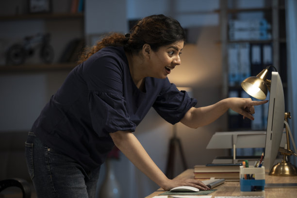 女人在家里办公室的电脑上工作，股票照片图片下载