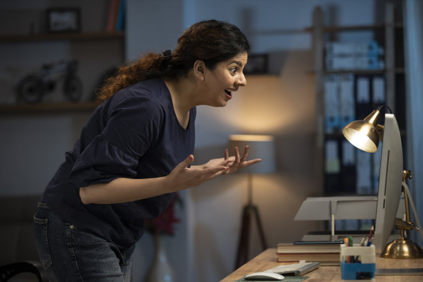 女人在家里办公室的电脑上工作，股票照片图片下载