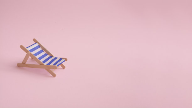 微缩海滩蓝色甲板椅。热带复制空间。暑期旅游度假概念。
粉彩粉红色背景上的最小构图。图片下载