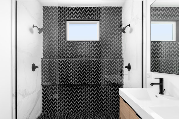 浴室里有黑色人字形和大理石瓷砖。图片下载