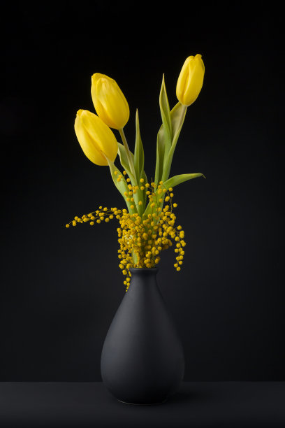 花瓶里的黄色郁金香图片下载