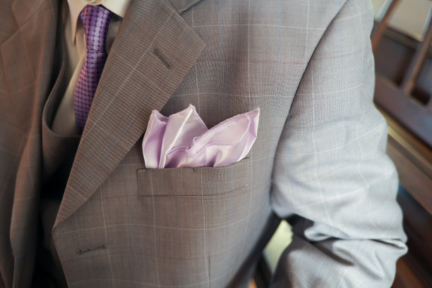 一个穿着优雅西装的面目全非的男人特写图片下载