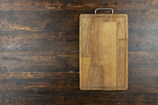 空的复古砧板在木板上的食物背景概念。前视图。图片下载