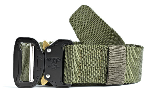 绿色男子尼龙系带隔离在白色背景。图片下载