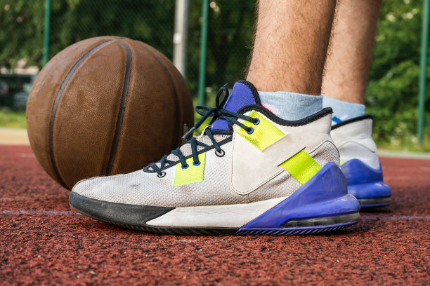 在球场上持球的篮球运动员。近距离图片下载