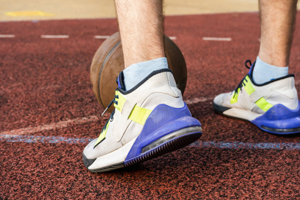 在球场上持球的篮球运动员。近距离图片下载