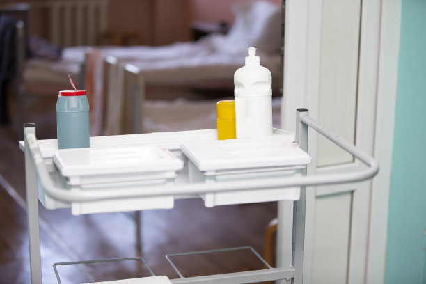 清洁产品的背景上的房间在医院。图片下载