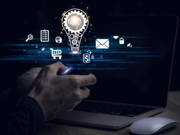 商人手持智能手机与虚拟全球互联网连接。数字营销与全球互联网连接应用技术，数字链接技术，金融日常生活。创意灯泡。图片下载