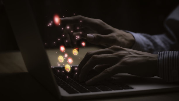 代表爱、温暖的图标，发送给爱人或家人，笔记本电脑上的社交媒体互动，信息，电子邮件，评论，商人在手机上的屏幕设备上工作，互联网数字营销。图片下载