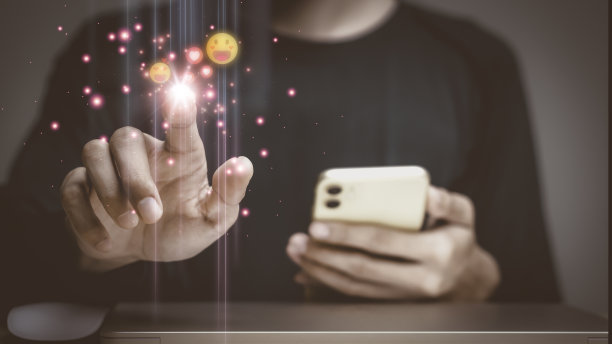 情人节快乐，爱，温暖的图标，发送给爱人或家人和社交媒体上的笔记本电脑，信息，电子邮件，评论，商人双手工作在屏幕设备，互联网数字图片下载