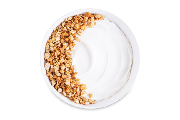 希腊酸奶坚果燕麦麦片放在白色碗里，白色背景图片下载