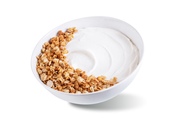 希腊酸奶坚果燕麦麦片放在白色碗里，白色背景图片下载