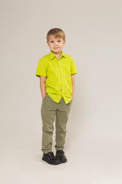 男孩在白色背景的工作室图片下载