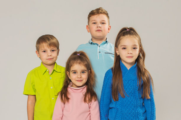 两个男孩和两个女孩在白色背景的工作室图片下载