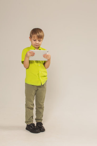 男孩在白色背景的工作室图片下载