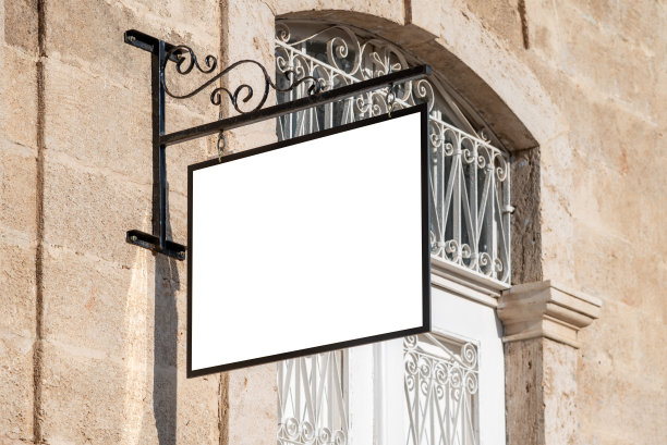 空白的招牌模型挂在街上的商店的墙上图片下载