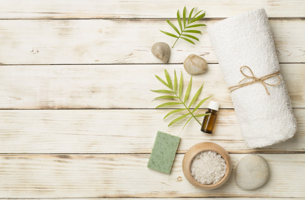 构图与温泉产品在木制背景，俯视图图片下载