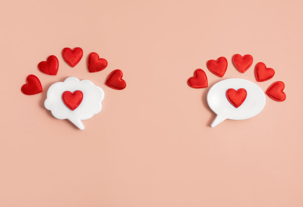 浅色背景上有心形的聊天图标。现代约会的概念。收到或发送情书。在社交网络上约会。现代的爱。副本的空间。图片下载
